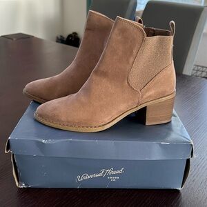BNIB Universal Thread Booties Size 7